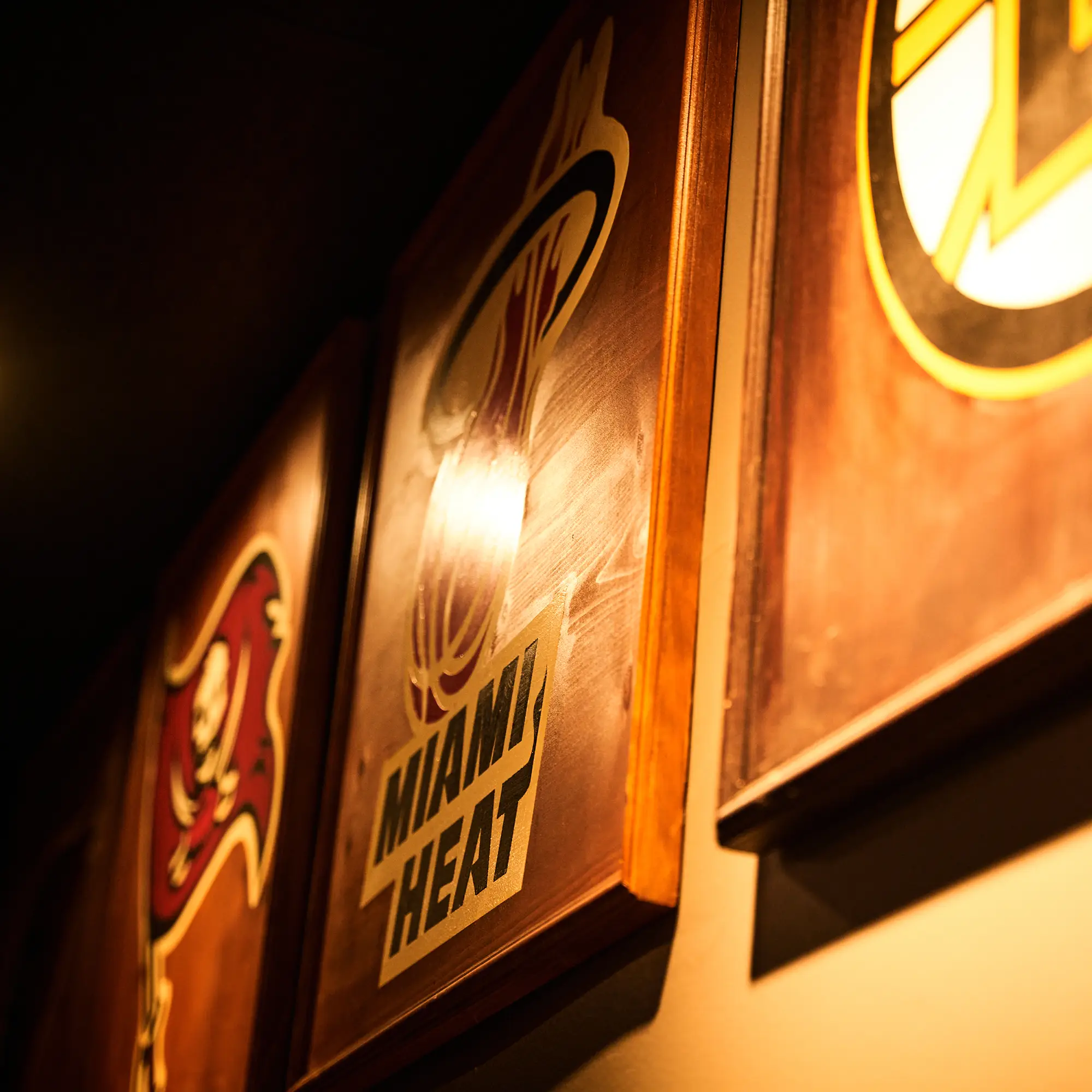 Cadres sportifs en bois décorant la Taverne Gordon et renforçant son ambiance sportive et conviviale
