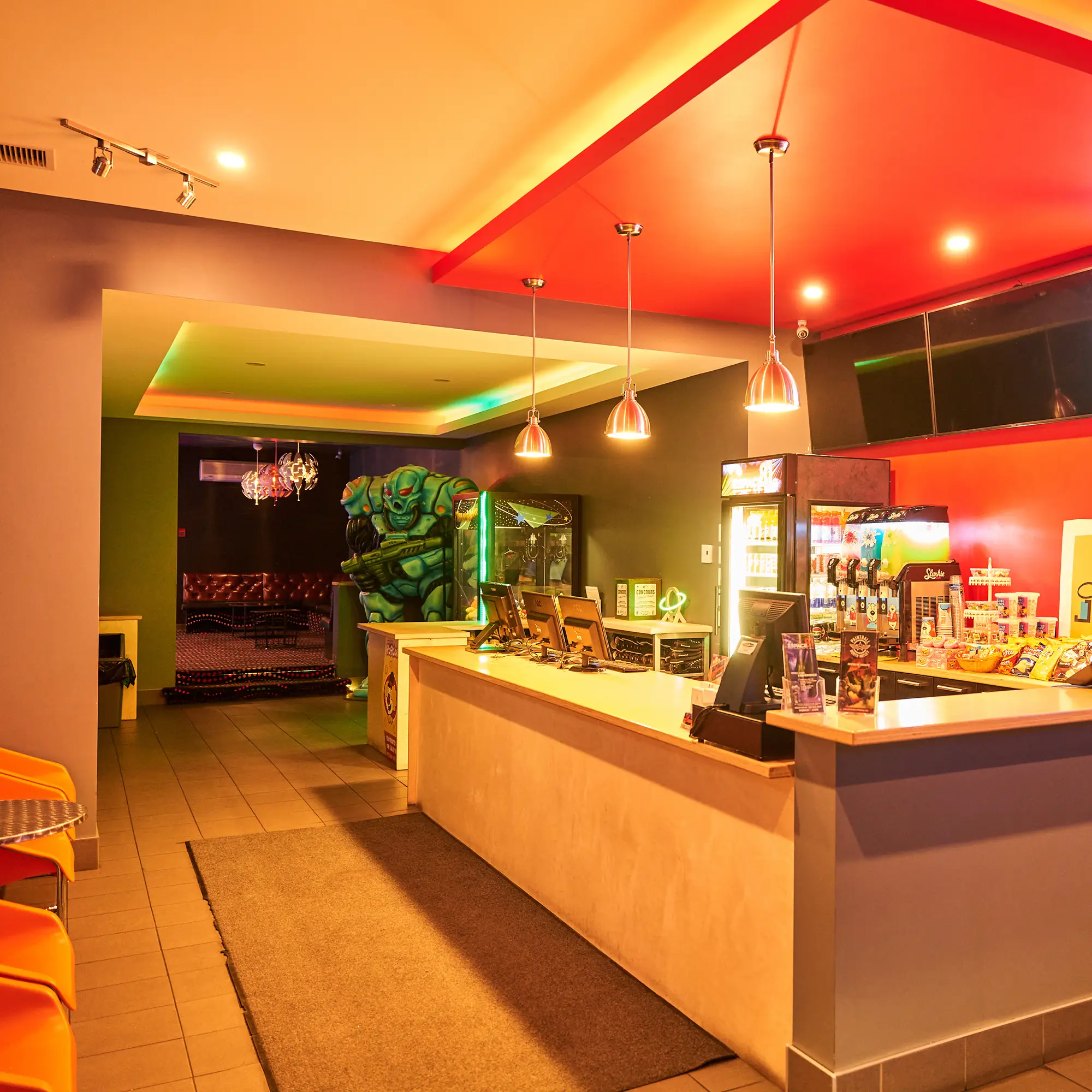 Réception colorée de l’Espace 81, centre d’amusement voisin de la Taverne Gordon à Drummondville