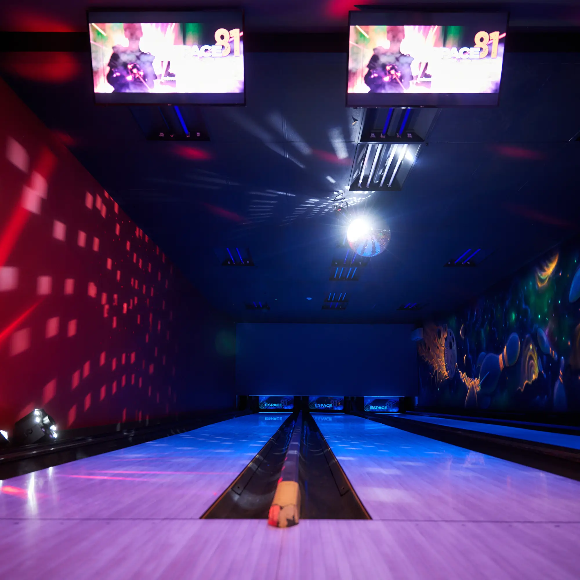 Allée de petites quilles avec boule disco – ambiance unique pour jouer à Drummondville