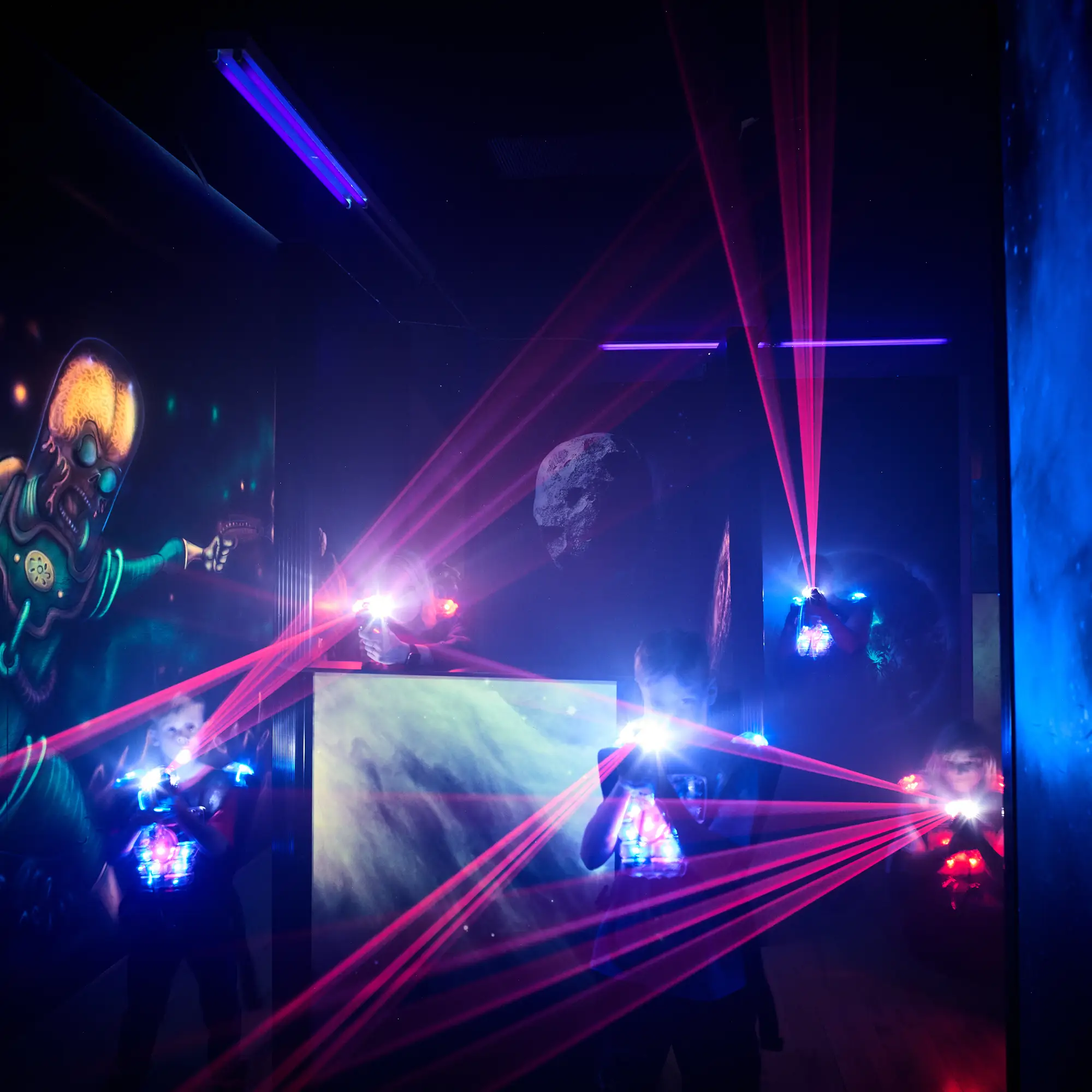 Parents et enfants jouant au laser tag à l’Espace 81 – activité ludique à Drummondville