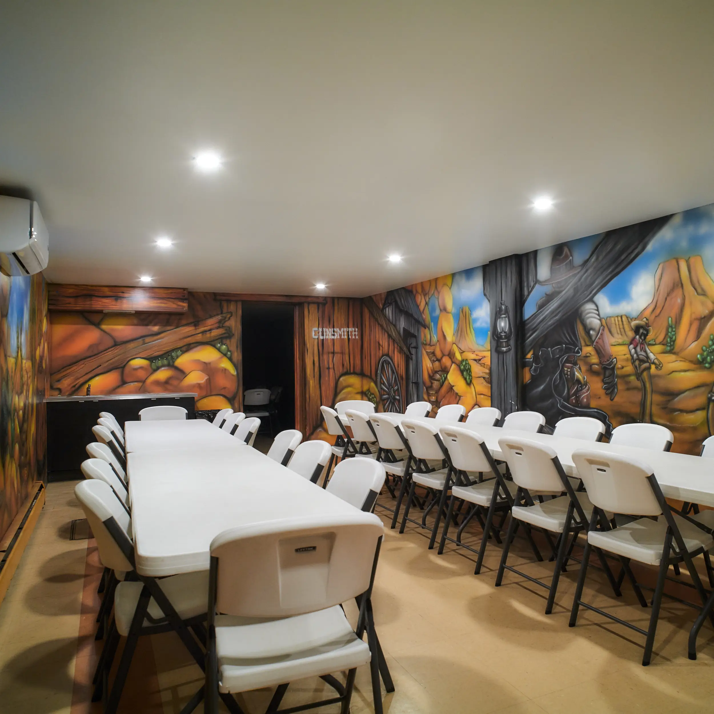 Salle privée décorée avec illustrations murales chaleureuses pour fêter anniversaires et événements