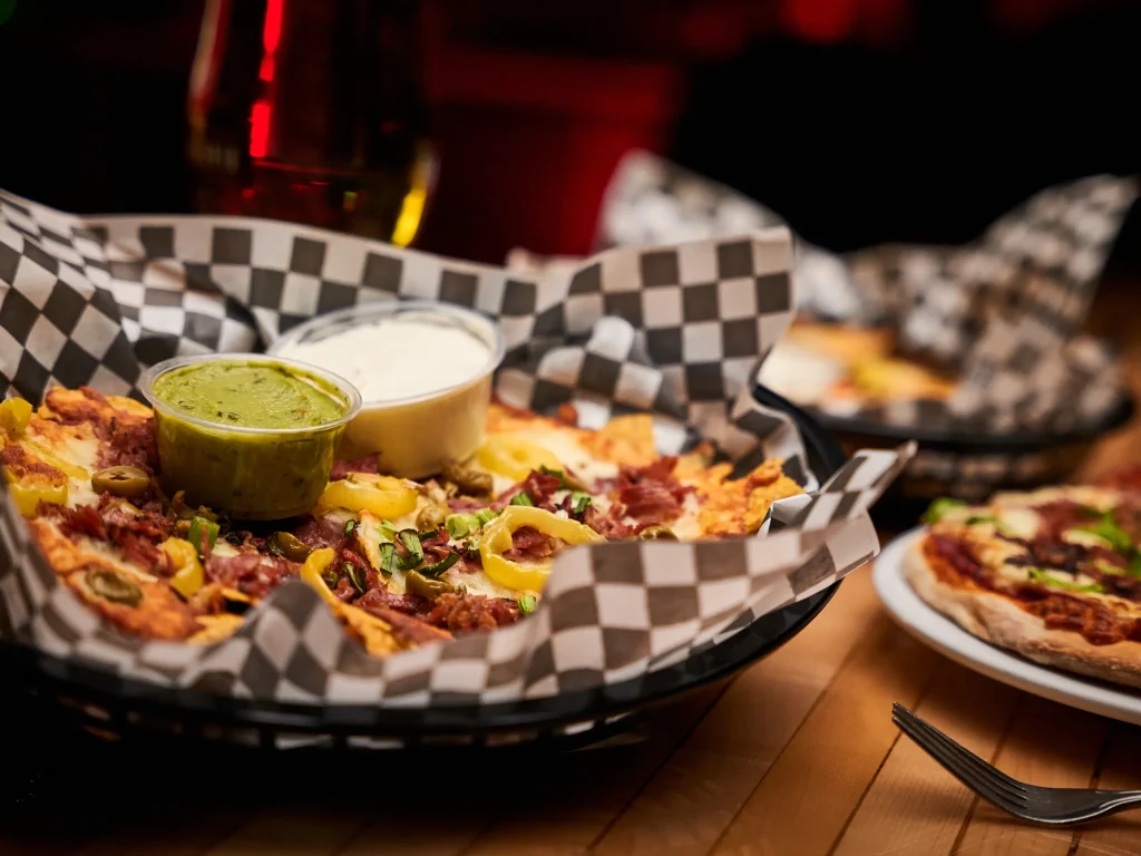 Nachos Gordon avec smoked meat, mozzarella, guacamole et crème sure – spécialité gourmande de la Taverne
