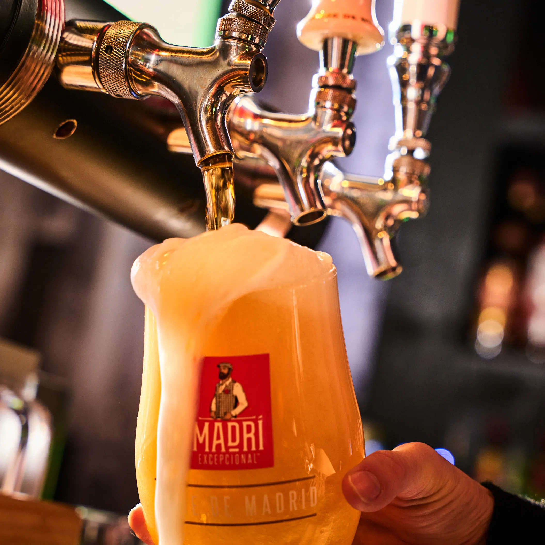 Bière blonde en fût rafraîchissante servie au bar de la Taverne Gordon