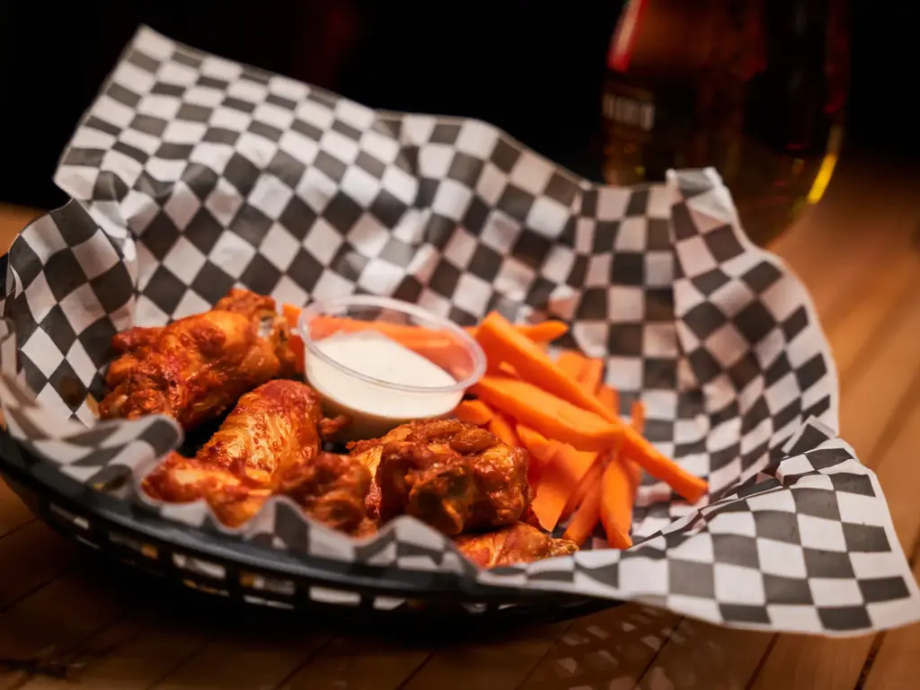 Six ailes de poulet servies avec crudités et trempettes maison à la Taverne Gordon de Drummondville